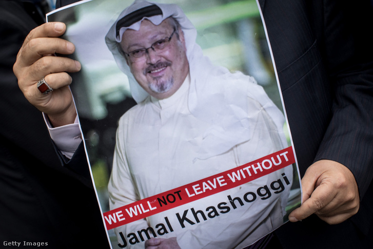 Hasogdzsi fotója egy tiltakozó kezében a szaúdi nagykövetéség épülete előtt október 8-án