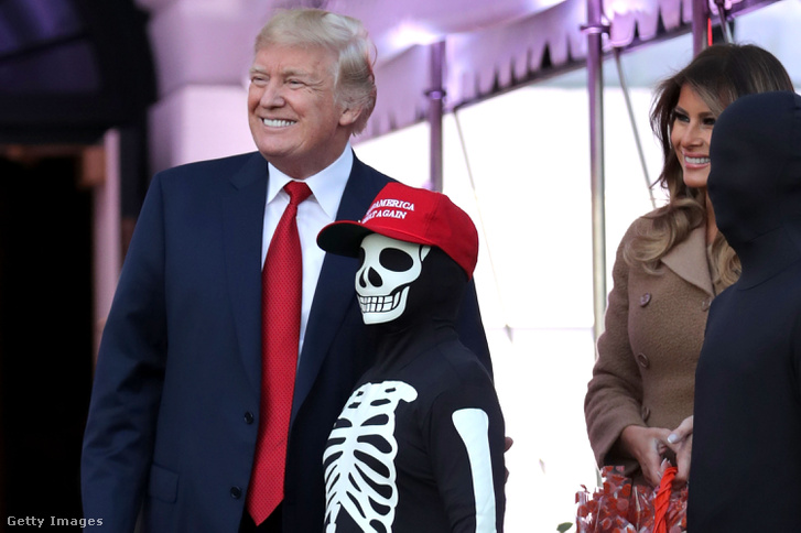 Donald és Melania Trump édességet oszt Halloween alkalmából a Fehér Háznál 2017. október 30-án