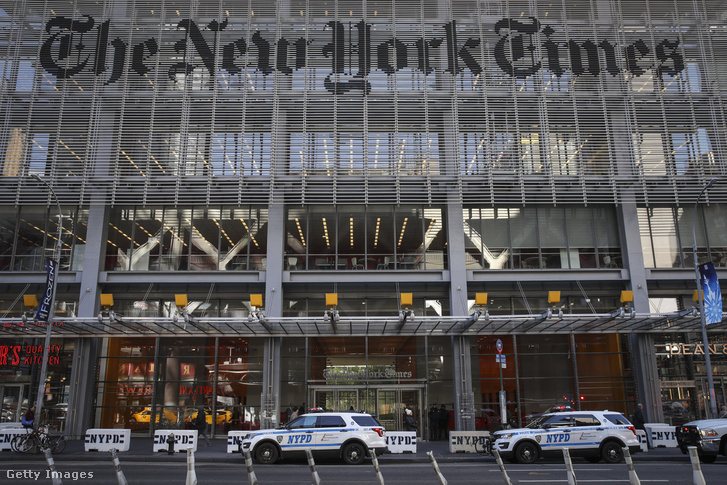 Rendőrségi autók a New York Times épülete előtt. Megerősítették az irodaház védelmét, a CNN-nek küldött csőbomba után, 2018. október 25-én