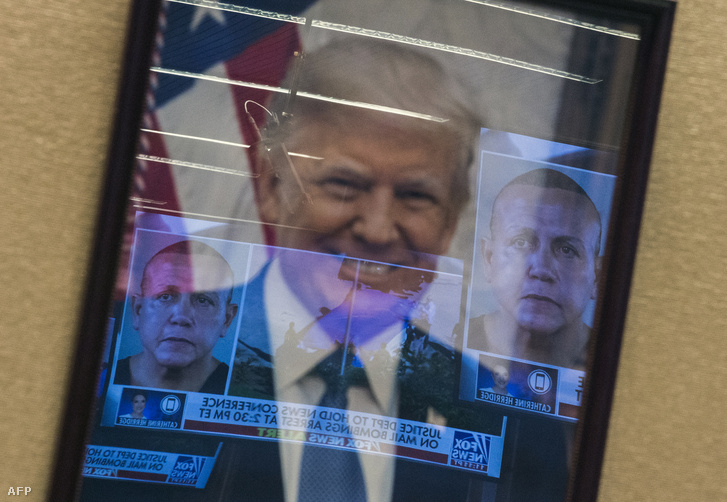 Sajtótájékoztatót tartottak Cesar Sayoc elfogását követően Washingtonban, az igazságügyi minisztériumban 2018. október 26-án. Az épületben kifüggesztett elnöki portrén tükröződik a gyanúsított fényképe.
