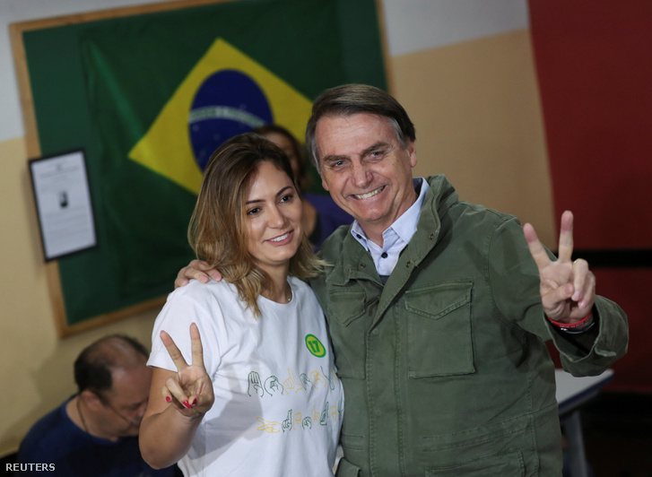 Jair Bolsonaro és felesége, Michelle pózolnak a fotósoknak, miuztán leadátk szavazatukat Rio de Janeiro-ban