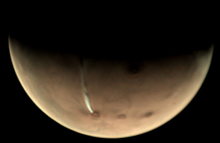 Megnyúlt felhő a Marson az Arsia Mons vulkán közelében.