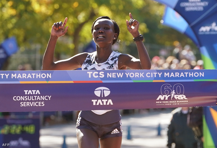Mary Keitany a New York Marathon céljában
