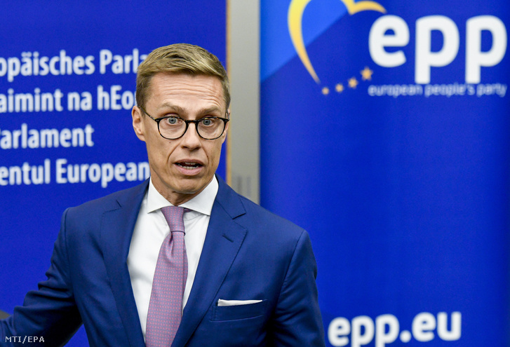 Az Európai Parlament sajtóhivatalának felvétele Alexander Stubb volt finn kormányfőről az Európai Néppárt (EPP) finn európai parlamenti (EP) képviselőinek sajtótájékoztatóján Strasbourgban 2018. október 2-án.