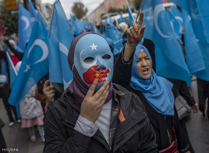 Török és a muszlim ujgur kisebbség tagjai tüntetnek Kína ellen Isztambulban 2018. november 6-án miután Kína ezen a napon visszautasította az ENSZ Emberi Jogi Tanácsának genfi ülésén azokat a nyugati vádakat hogy Peking a muszlim ujgur kisebbség mintegy egymillió tagját átnevelőtáborokba zárta az ország nyugati részén fekvõ Hszincsiang-Ujgur autonóm területen. nek.