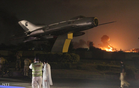 Lángok csapnak fel a pakisztáni hadsereg megtámadott támaszpontján
