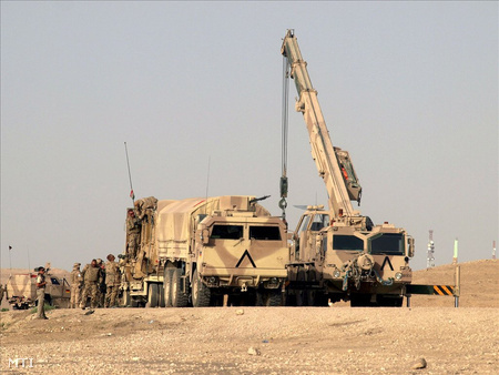 A sérült páncélos járművet szállítják el német katonák segítségével az afganisztáni Mazari-i-Sariftól 15 kilométerre
