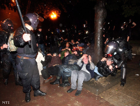2011. május 26. Grúz rohamrendőrök ellenzéki tüntetőket tartóztatnak le egy kormányellenes demonstráción Tbilisziben. Grúz ellenzéki vezetők az elnök, Miheil Szaakasvili távozását követelik. (Fotók: Zurab Kurcikidze)