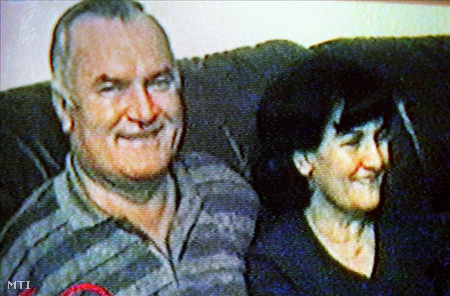 Az FTV bosnyák televíziós csatorna 2009. június 11-én közzétett képén Ratko Mladic és felesége, Bosaq Mladic látható. Ezen a napon az FTV a szökésben lévő, egykori boszniai szerb katonai vezetőről mutatott be az eltelt évtizedben készített videofelvételeket.