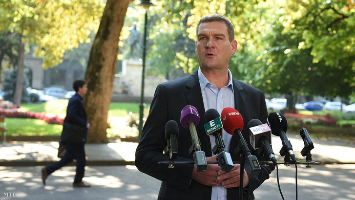 Botka László, az MSZP miniszterelnök-jelöltje 2017. október 2-án Szegeden bejelenti, hogy visszalép a miniszterelnök-jelöltségtől.