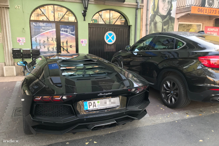"Rendszeresen parkolnak különböző luxusautok a Hungária krt **. előtt (Mercedes S klasse, Corvette, Bmw x6)" – spottolt egy kiadósat olvasónk.