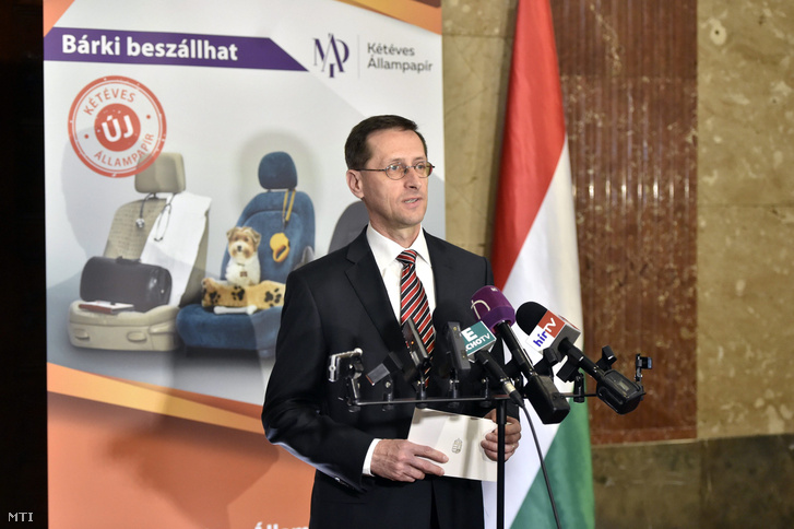 Varga Mihály miniszter az új kétéves futamidejű államkötvényt bejelentő sajtótájékoztatón a Nemzetgazdasági Minisztériumban 2017. április 3-án.