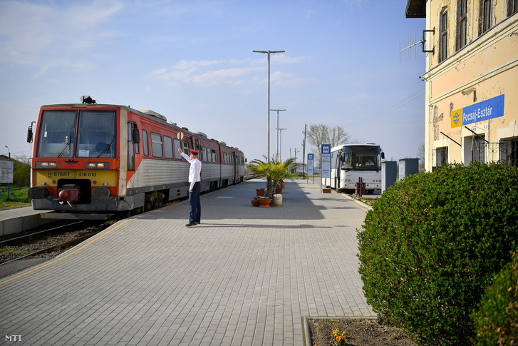 Indul a vonat a Pocsaj-Esztár vasútállomásról 2017. április 3-án. A két település közös vasútállomásán - az országban elsőként közvetlenül a vasúti peron mellé épült a buszmegálló ahol április 1-jétõl a menetrend szerint közlekedő helyközi autóbuszok is megállnak így megkönnyítve az utasok átszállását.