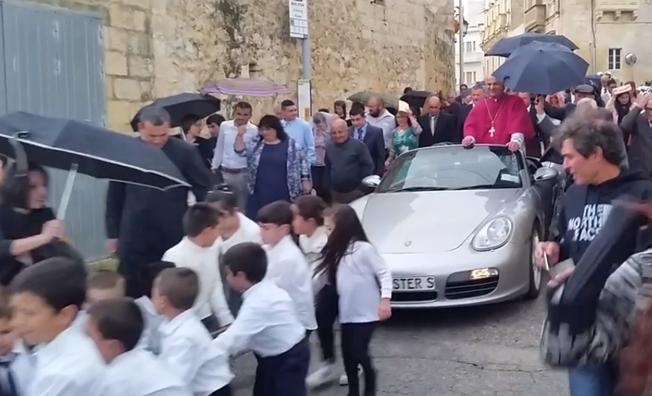 Index Kulfold 50 Gyerek Altal Huzott Porsche Fogattal Mutatkozott Be Egy Maltai Pap