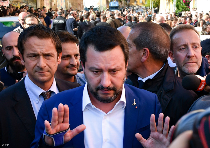 Matteo Salvini (középen)
