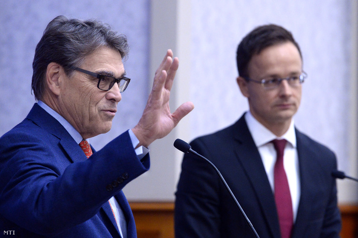 Rick Perry amerikai energiaügyi miniszter sajtótájékoztatót tart Szijjártó Péterrel (jobbról) Külgazdasági és Külügyminisztériumban 2018. november 13-án.