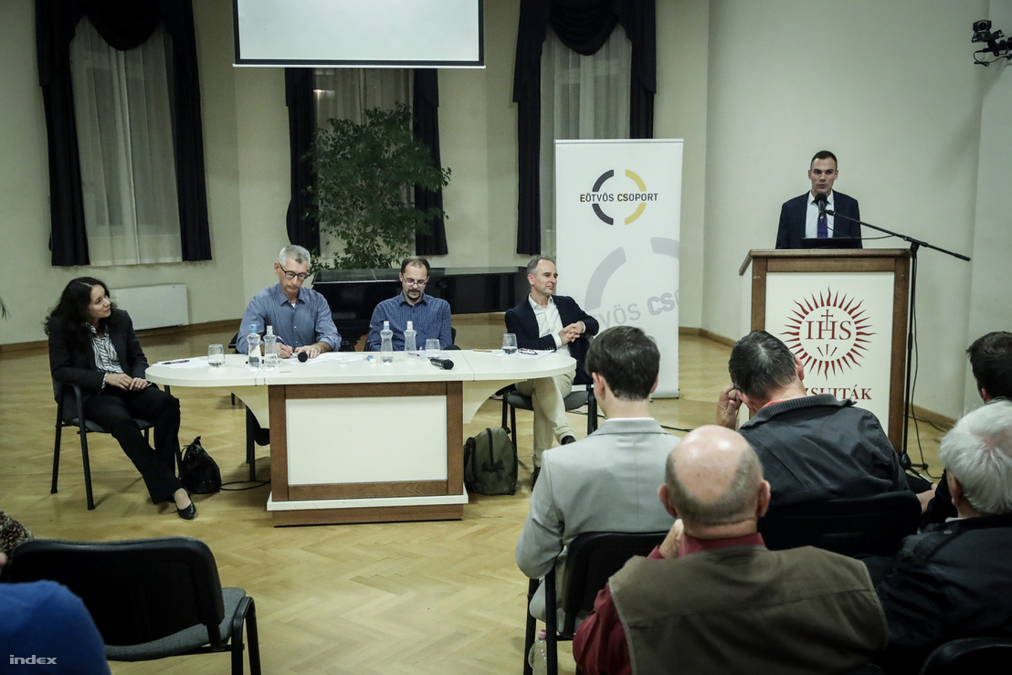 Eötvös Csoport tagjai az asztalnál balról jobbra: Győrffy Dóra, Urbán László, Balázs Zoltán és Enyedi Zsolt