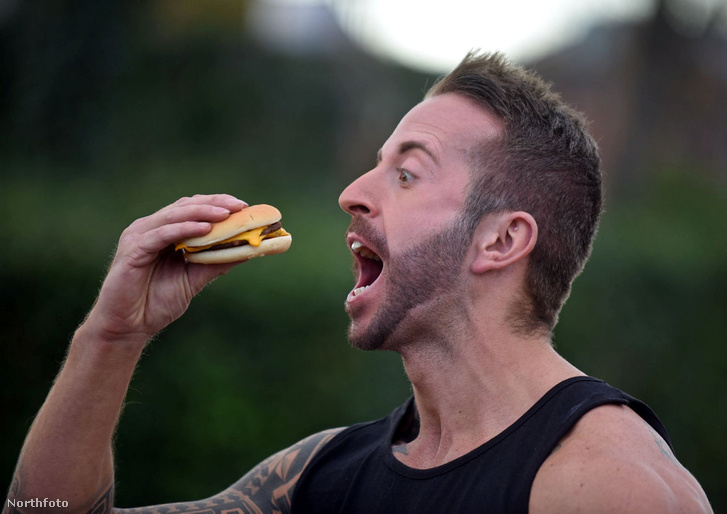 Ryan Williams látványosan hamburgert eszik