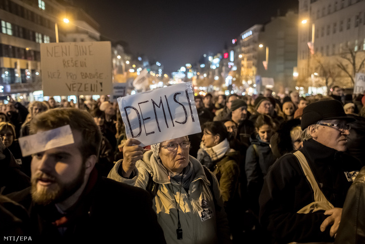 Andrej Babis cseh miniszterelnök lemondását követelik tüntetők a prágai Vencel téren 2018. november 15-én.