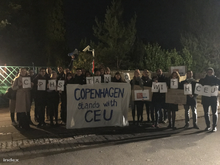 Mindeközben Koppenhágában a nagykövetség előtt is tüntettek a CEU mellett