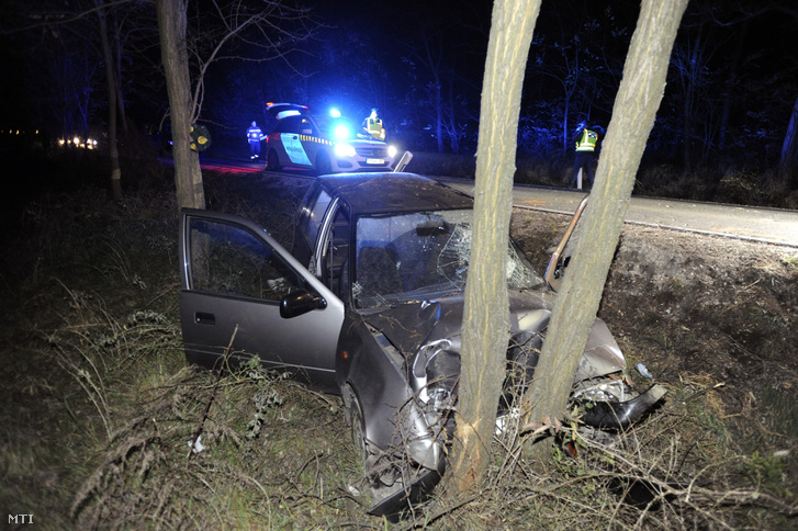 Összeroncsolódott személyautó a 31-es úton, Szentmártonkáta közelében 2018. november 16-án. Az autó lesodródott az útról, majd fának ütközött, vezetője a helyszínen meghalt.