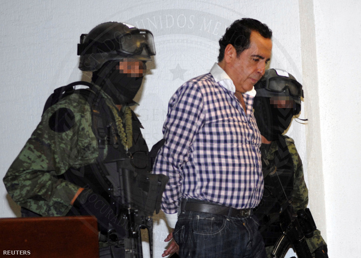 Hector Beltran Leyva katonák kíséretében Mexikóvárosban 2014. október 1-én.