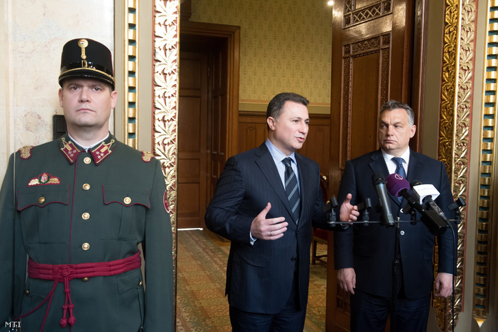 Hungarian Prime Minister Viktor Orban, (R) and Macedonian Prime Minister Nikola Gruevski (L) give a press conference at the parliament building in Budapest on November 18, 2016