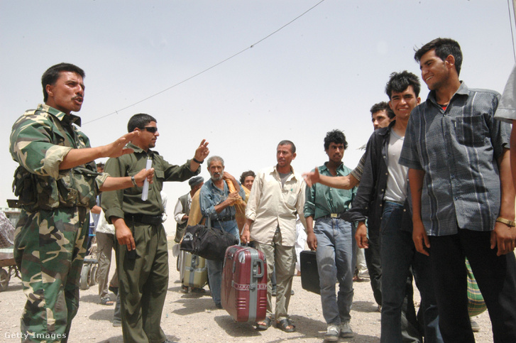 Afgán menekülteket terelnek iráni katonák egy ellenőrzőpontnál.