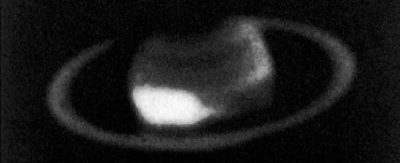 A Szaturnuszon 1990 szeptemberében feltűnt óriási fényes folt. Ezt megelőzően 1876-ban, 1903-ban, 1933-ban és 1960-ban is észleltek hasonló viharokat, de az 1990-es mindegyiknél nagyobb volt. A felvétel a 2,2 méteres ESO/MPG teleszkóppal készült. [ESO]
