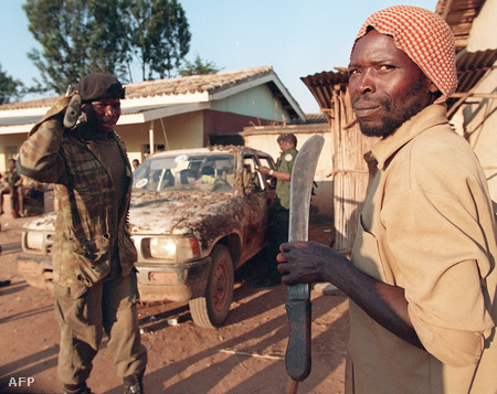 Az Interahamwe egyik hutu tagja bozótvágó késsel a kezében 1994-ben