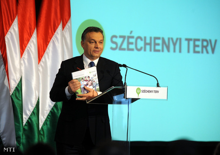 Orbán Viktor az ÚSZT pályázati kézikönyvével (Fotó: Kovács Attila)