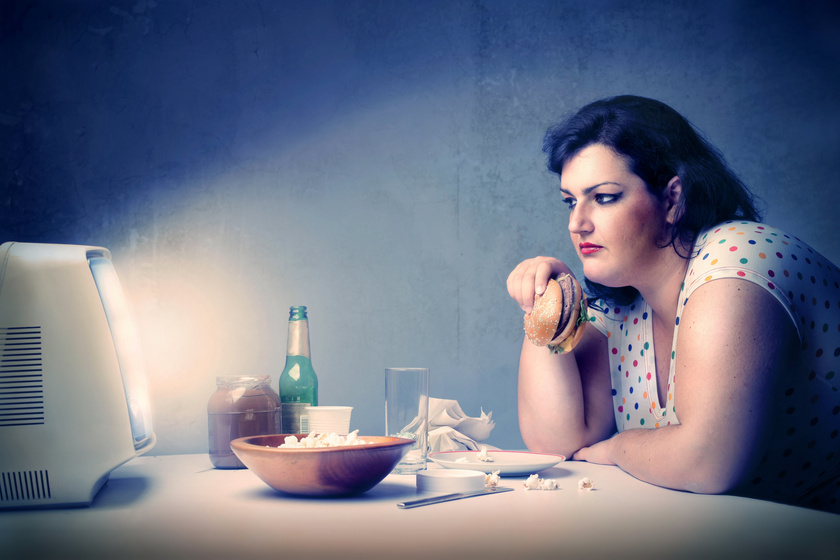 TV-előtt-evés-túlsúlyos-nő