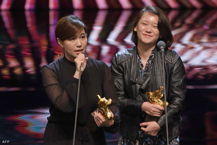 Fu Yue (b) az Arany Ló-díjátadó gála színpadán.