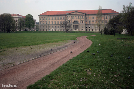 A felújításra váró épület az Orczy-park felől