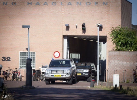 Mladicsot viszik a bíróságra a börtönből (Fotó. Phil Nijhuis)