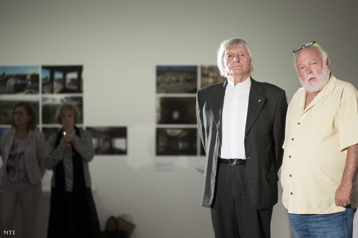 Fekete György a Magyar Művészeti Akadémia elnöke és Andy Vajna kormánybiztos a Zsigmond Vilmos Oscar-díjas operatőr 85. születésnapja alkalmából rendezett fogadáson a budapesti Ludwig Múzeumban 2015. június 16-án