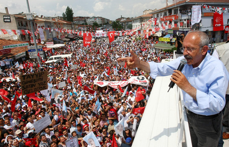 Kemal Kylycdaroglu , az ellenzéki Köztársasági Néppárt (CHP) vezetője