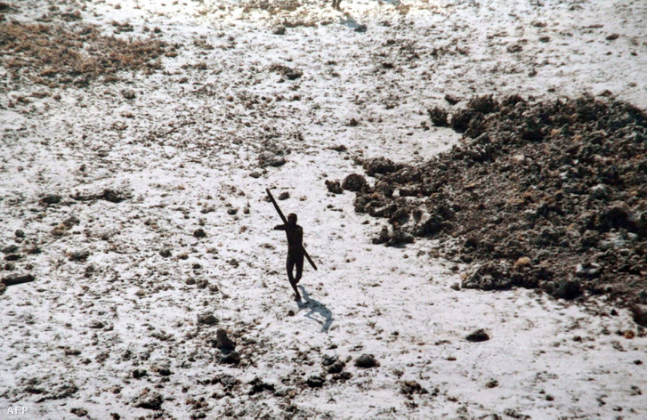A szentineléz törzs egyik tagjáról 2004-ben, helikopterről készített felvétel