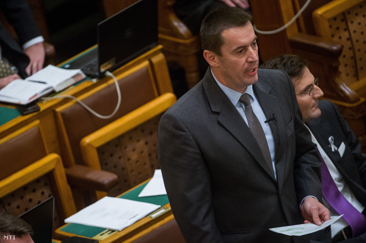 Sneider Tamás a Jobbik elnöke azonnali kérdést tesz fel az Országgyűlés plenáris ülésén 2018. november 26-án.