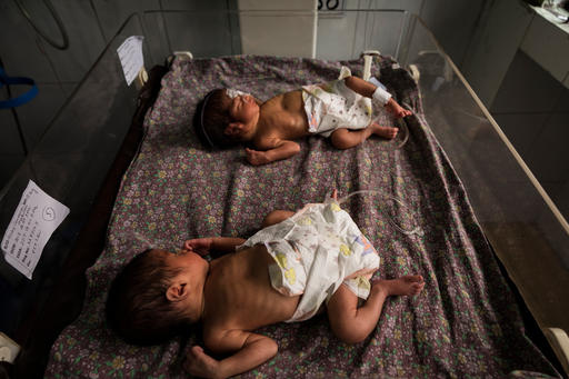 Az élet megy tovább, újszülöttek egy UNICEF-által támogatott egészségügyi központban a rohingya menekülttáborban.