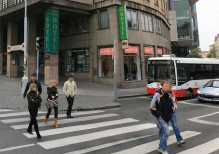 Prágai utca a Norcon. Az arcokat és a rendszámokat kitakarják