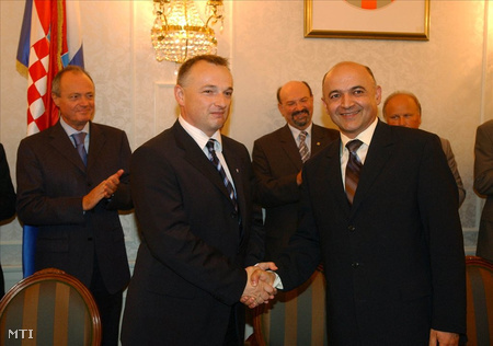 MOL-INA együttműködési megállapodás aláírása 2003-ban