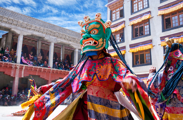 A tibeti újévet imával és tánccal köszöntik
