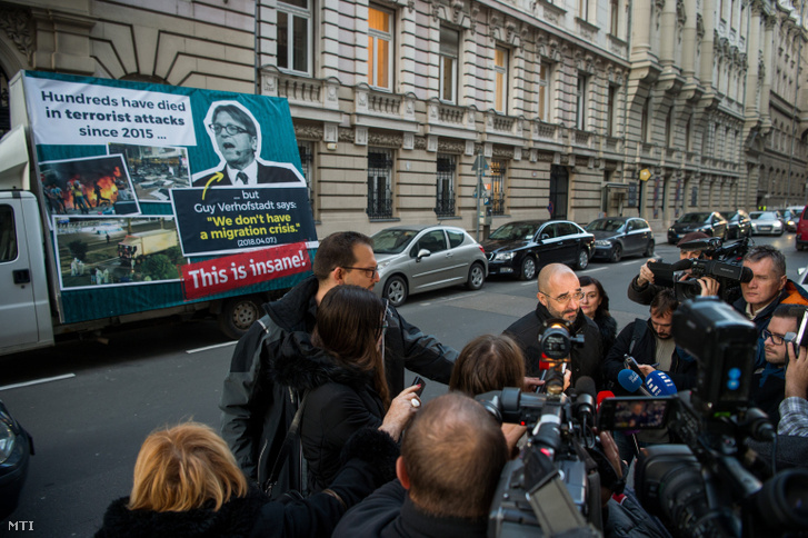 Kovács Zoltán kormányszóvivõ a Kormányinfó sajtótájékoztatón a Miniszterelnöki Kabinetiroda elõtt Budapesten a Garibaldi utcában 2018. november 28-án.