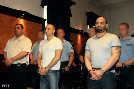 Raffael Sándor, Németh Győző, és Sztojka Iván vádlottak hallgatják az ítélethirdetést a Veszprém Megyei Bíróság tárgyalótermében (Fotó: Nagy Lajos)
