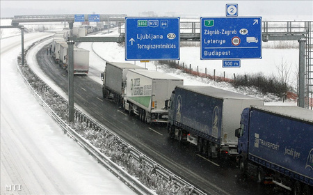 Kamionok várakoznak az M70-es autóúton, a magyar-horvát határ közelében, miután egy személyautó kamionnal ütközött (Fotó: Varga György)