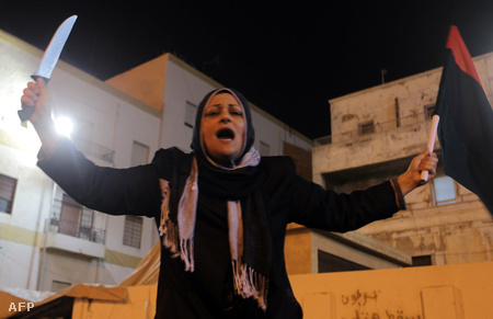 Líbiai asszony a Kadhafi-ellenes erők egyik győzelmét ünnepli