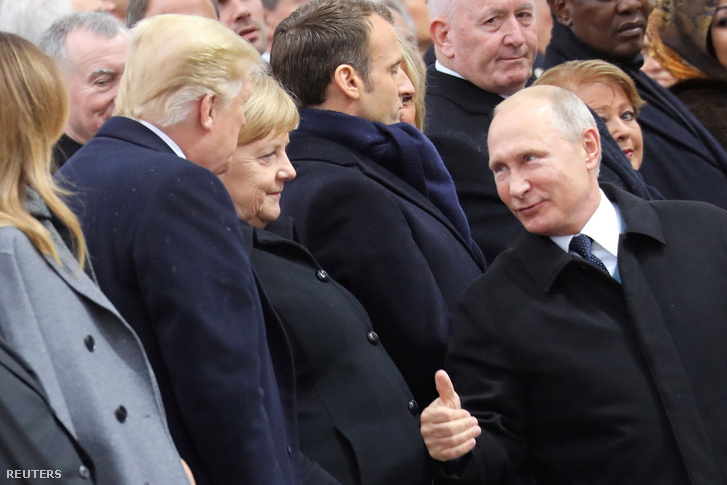 Vlagyimir Putyin beszél Angela Merkellel és Donald Trumppal az első világháború 100 éves rendezvényén Párizsban 2018. november 11-én