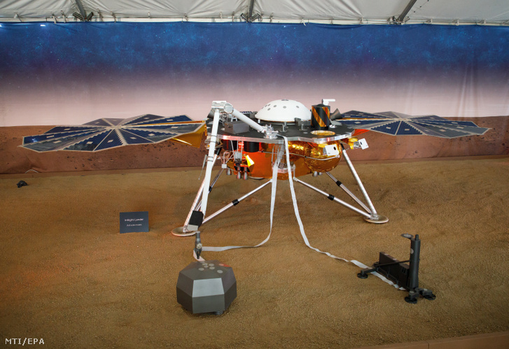 A NASA InSight nevű Mars-szondájának méretarányos modellje a NASA Jet Propulsion Laboratóriumában 2018. november 26-án. Ezen a napon a Mars belsejének kutatása céljából május 5-én útjára indított InSight robotgeológus űrszonda mintegy 485 millió kilométernyi út megtétele után sikeresen landolt a vörös bolygón.