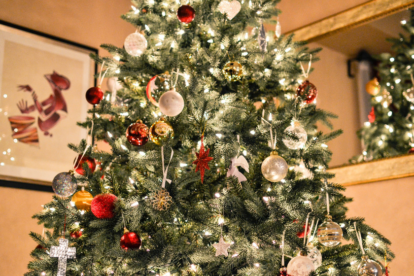 karácsonyfa csillogás díszes